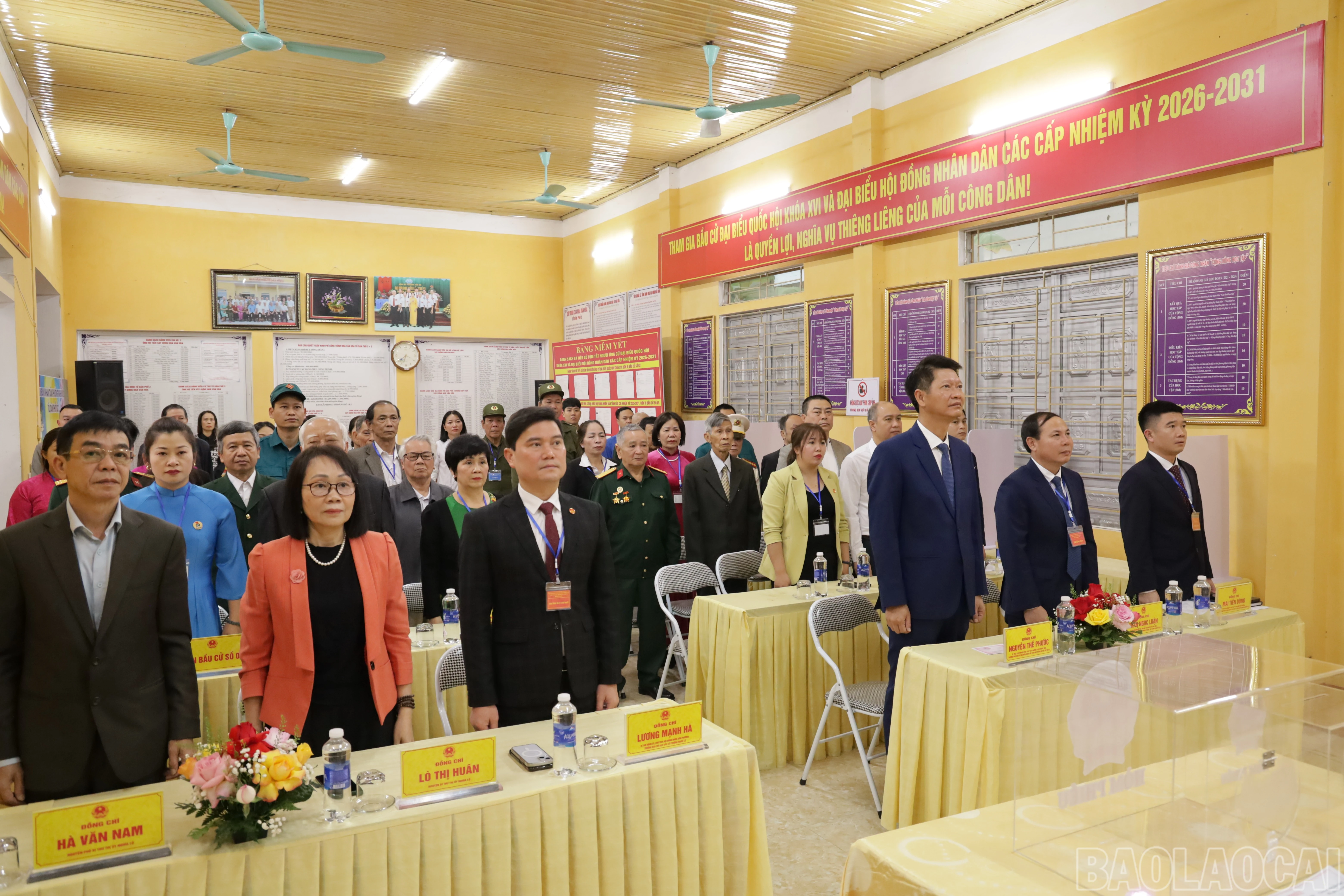 Phó Chủ tịch Thường trực UBND tỉnh Nguyễn Thế Phước dự khai mạc bầu cử tại khu vực bỏ phiếu số 1, phường Nghĩa Lộ.