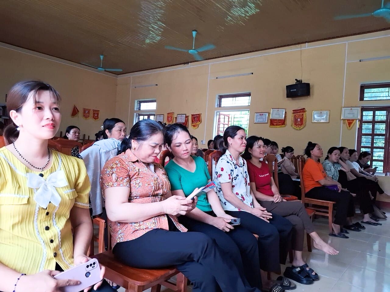 Hội viên Chi hội Phụ nữ thôn Gốc Gạo, xã Tân Hợp hào hứng trong một buổi sinh hoạt chi hội phụ nữ thôn. thon-goc-gao-moi.jpg