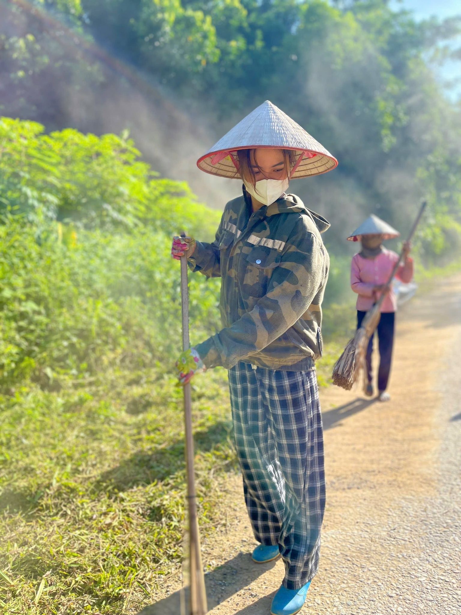 Phụ nữ xã Tân Hợp thường xuyên thực hiện dọn dẹp vệ sinh môi trường đường thôn. lang-cau-4.jpg
