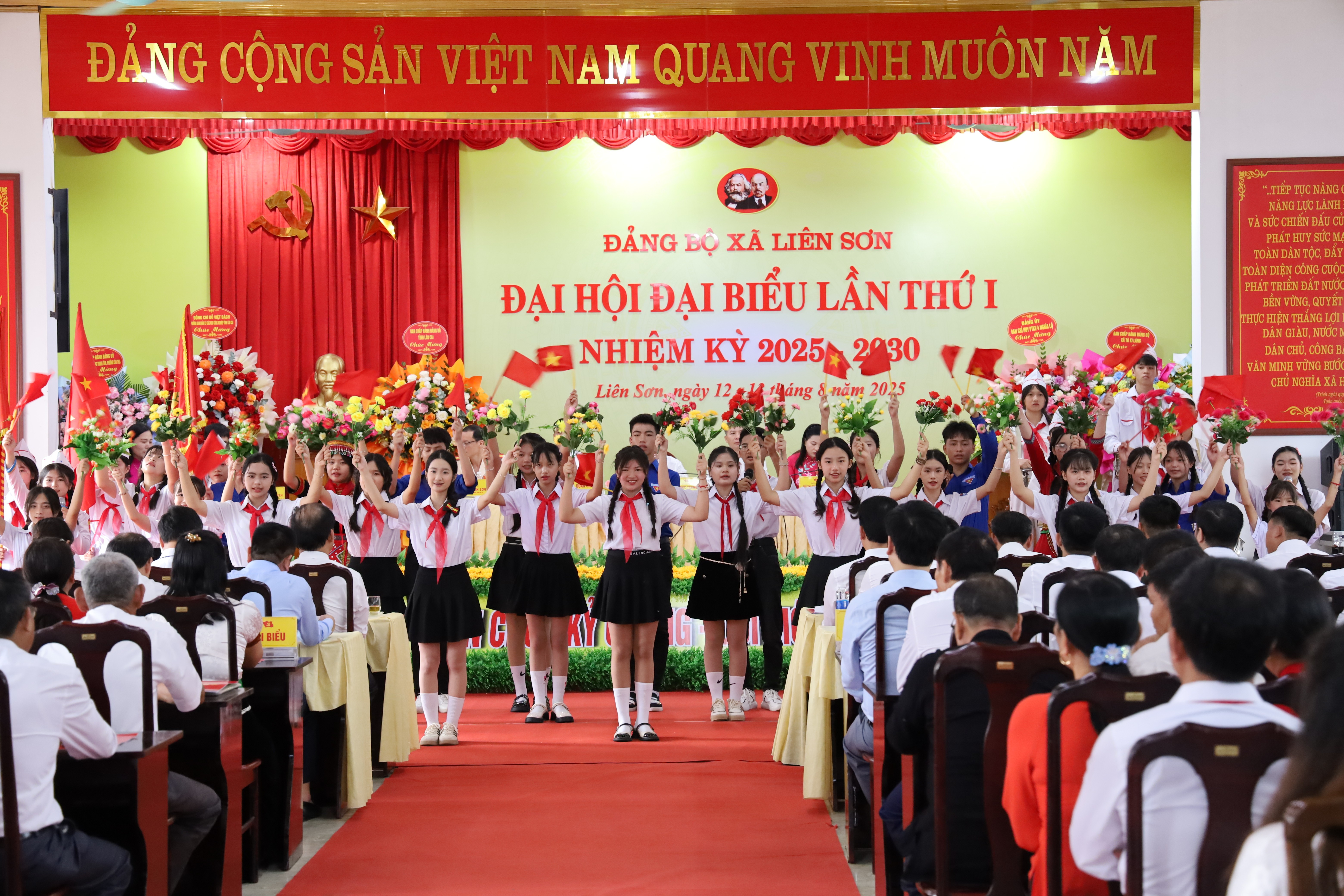 Đoàn đại biểu thanh thiếu niên chào mừng đại hội. tre-em.jpg
