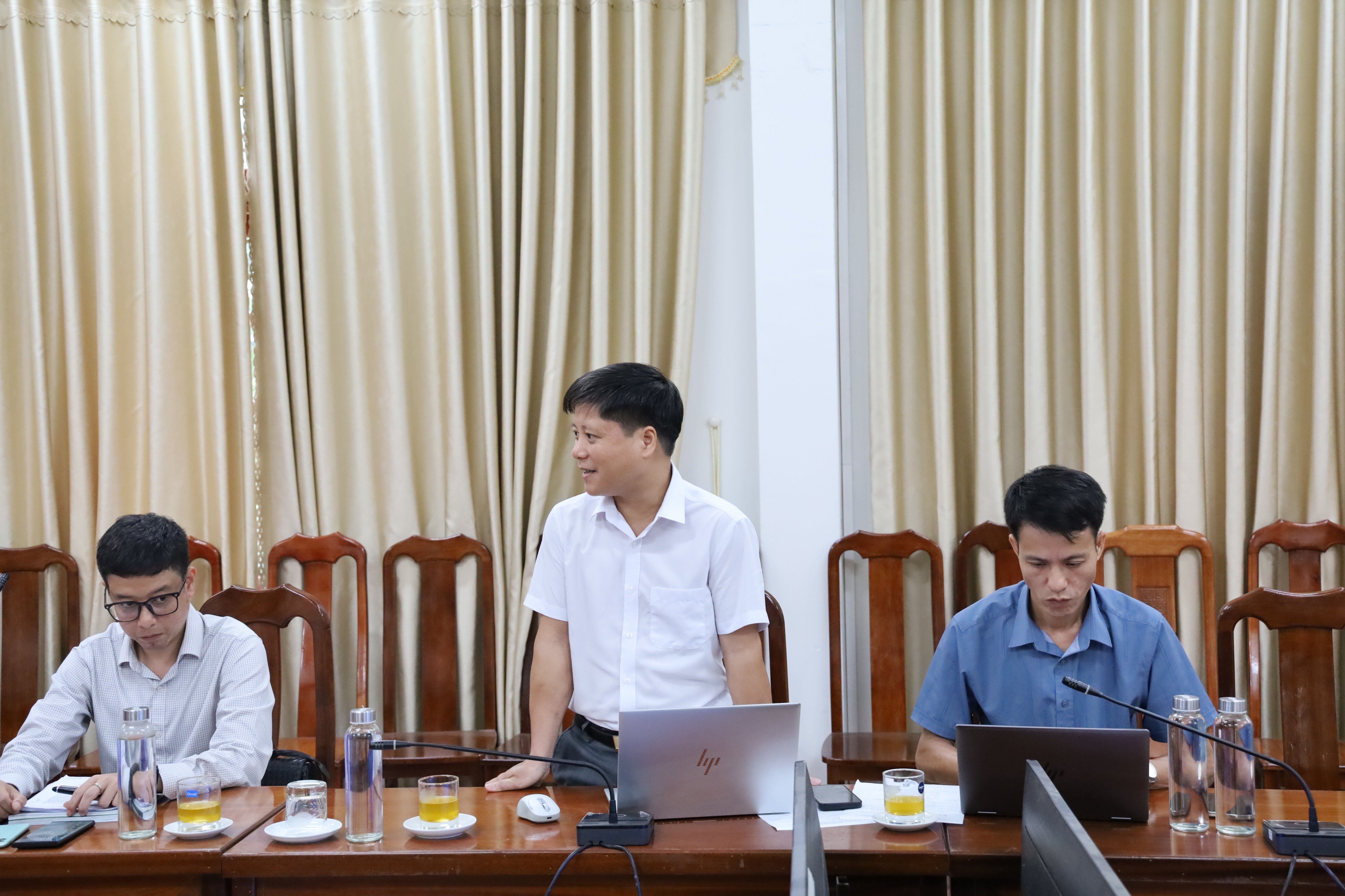 Các đại biểu phát biểu thảo luận tại Hội nghị. img-3440.jpg