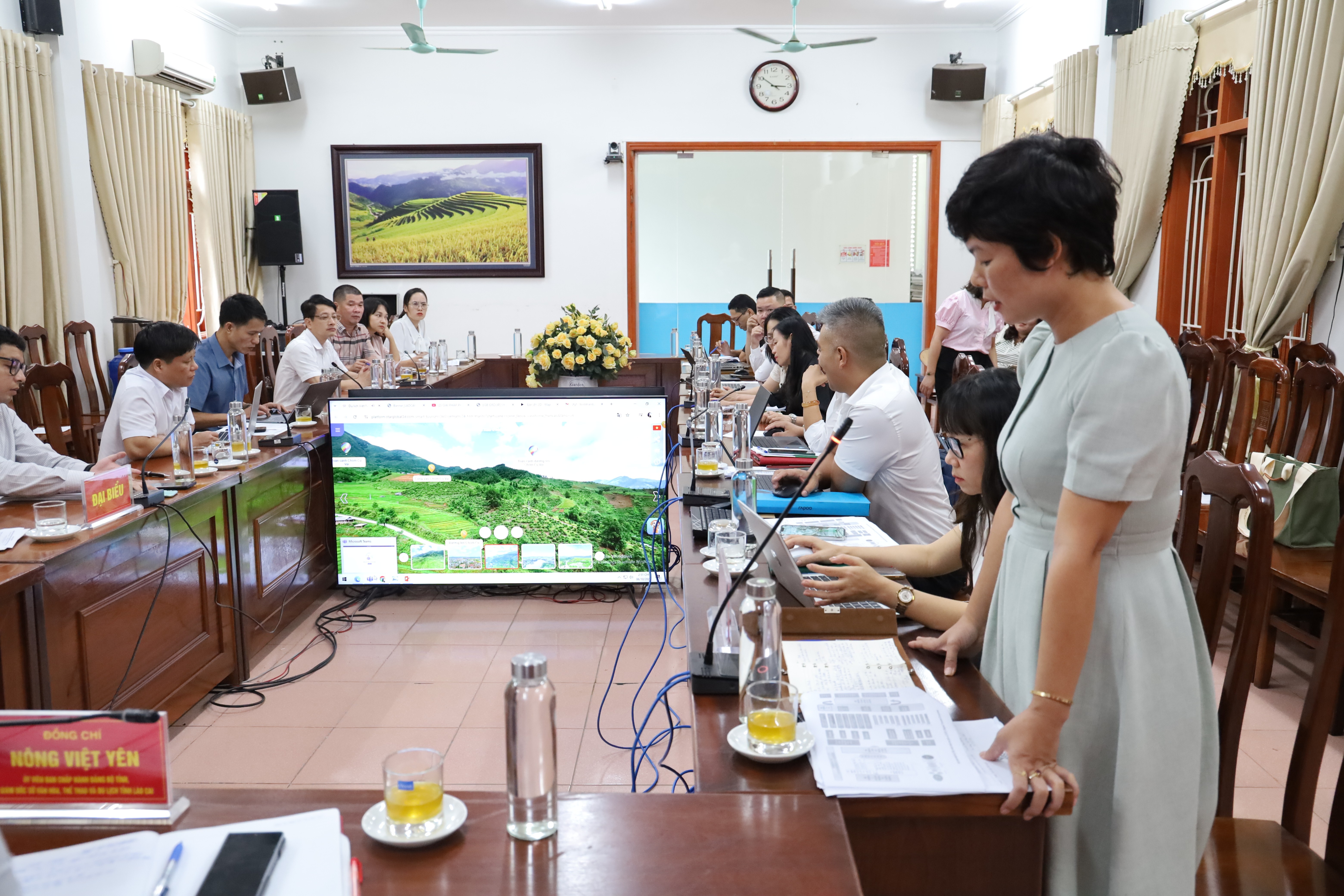 Đại diện Sở Văn hóa, Thể thao và Du lịch tỉnh thông tin về dự thảo sáng kiến đột phá “Xây dựng hệ sinh thái du lịch số nhằm thúc đẩy kinh tế số trên địa bàn tỉnh Lào Cai”. img-3426.jpg