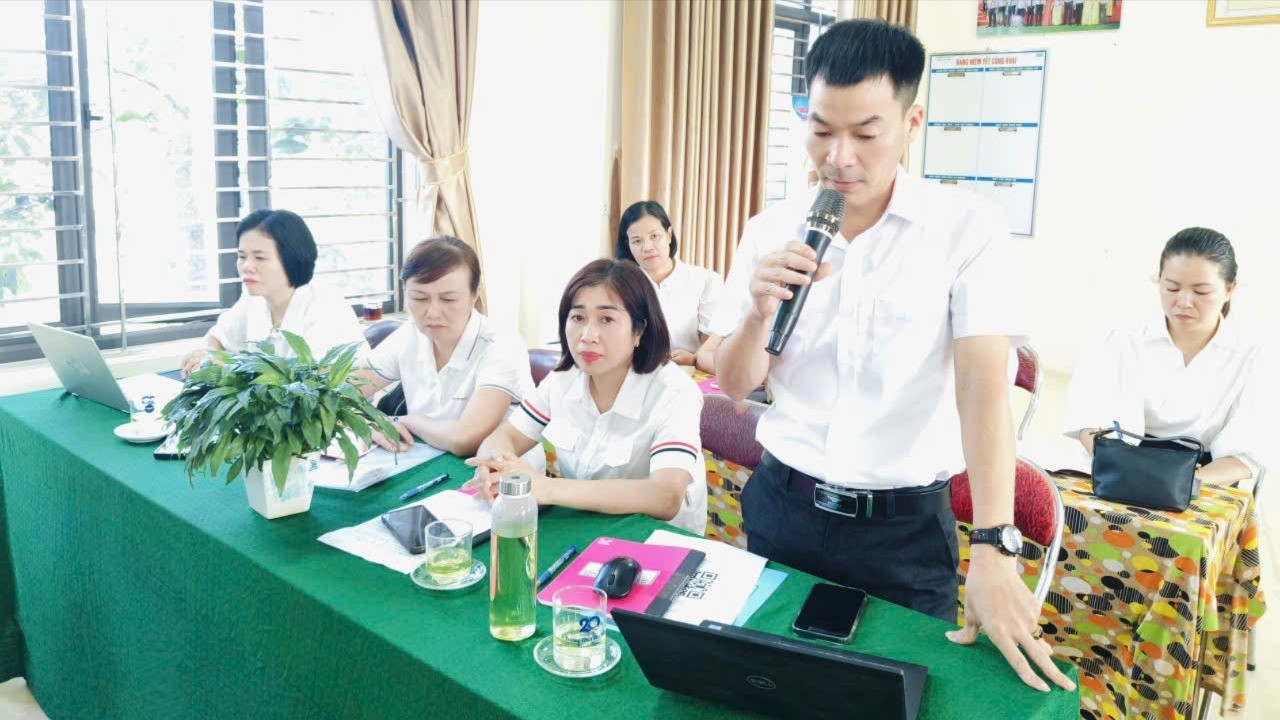 Các đảng viên Chi bộ Trường Trung học cơ sở Phù Nham thảo luận trong buổi sinh hoạt chuyên đề "Đảng viên tiên phong học tập kỹ năng số". truonghoc-3302.jpg