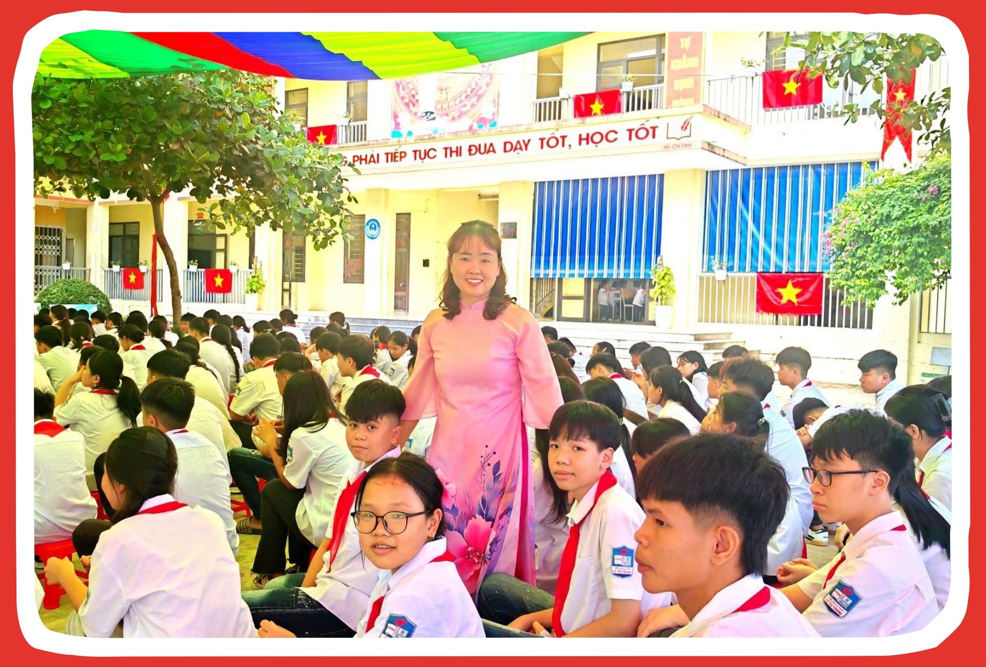 Được Chủ tịch UBND tỉnh tặng Bằng khen, cô giáo Phạm Thị Thanh Hiền thêm động lực để nỗ lực vì học trò. 5-voi-hoc-tro.jpg
