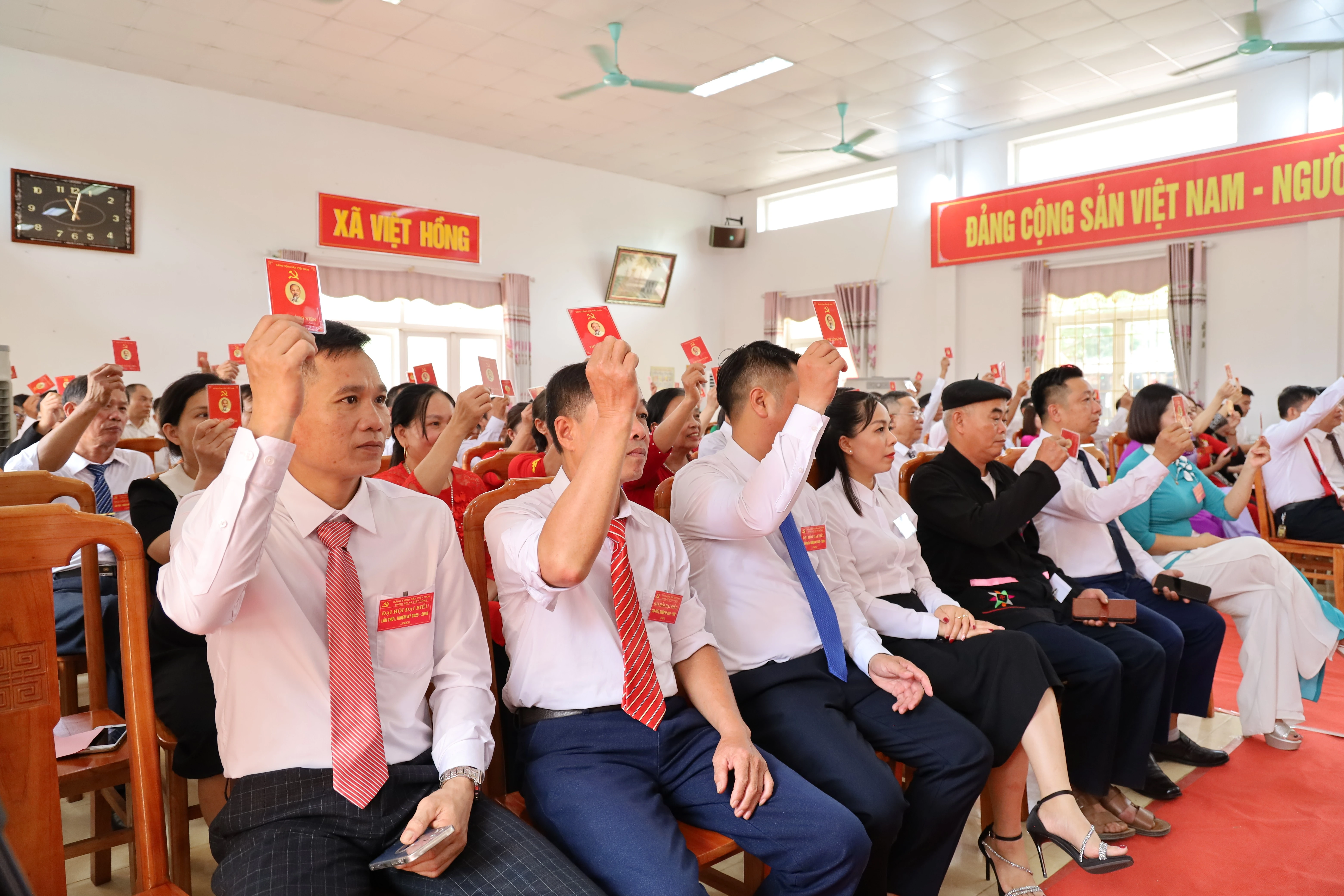 Đại biểu biểu quyết thông qua Nghị quyết Đại hội.