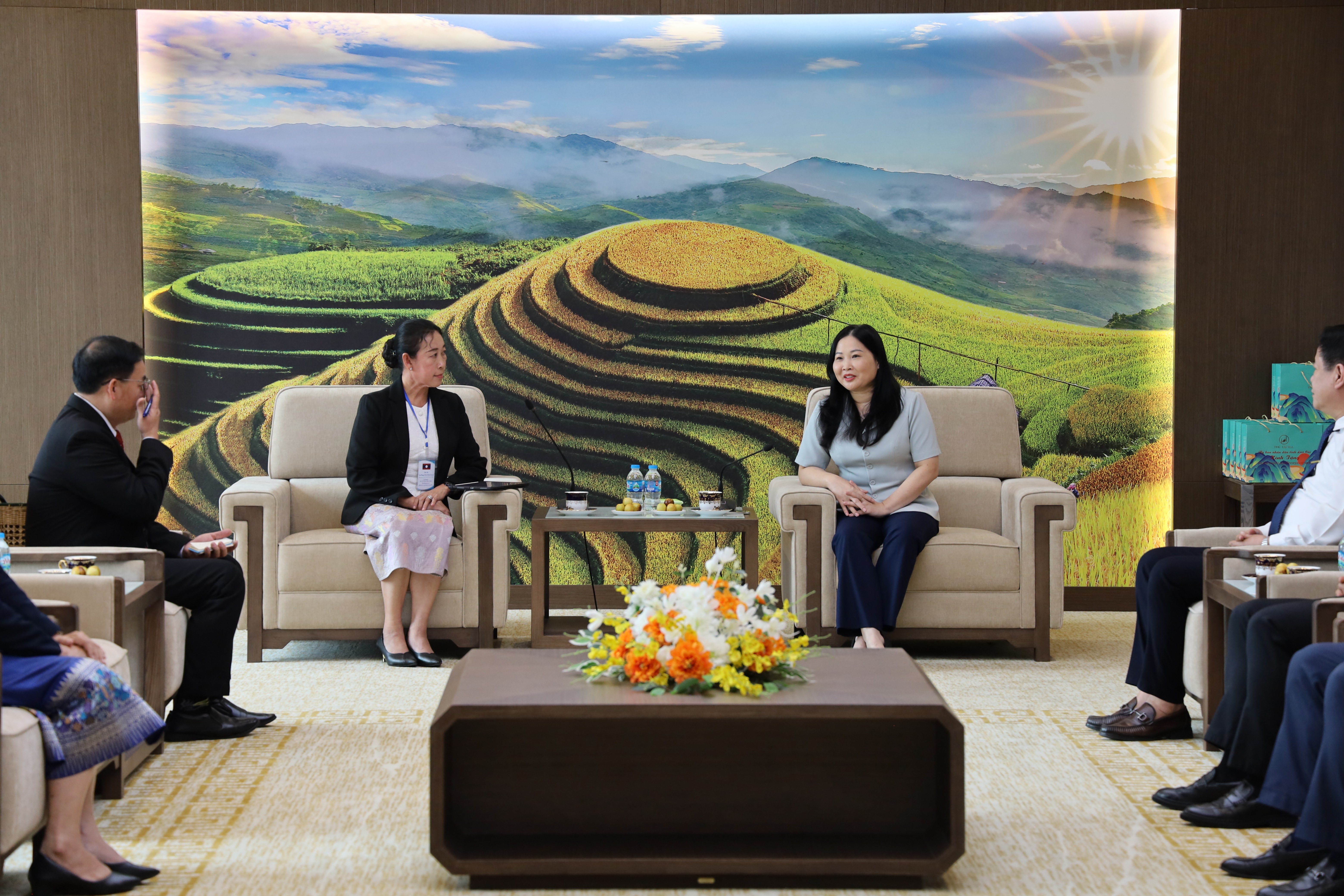 Phó Chủ tịch UBND tỉnh Lào Cai Vũ Thị Hiền Hạnh giới thiệu một số thông tin tại buổi tiếp xã giao. img-3290.jpg