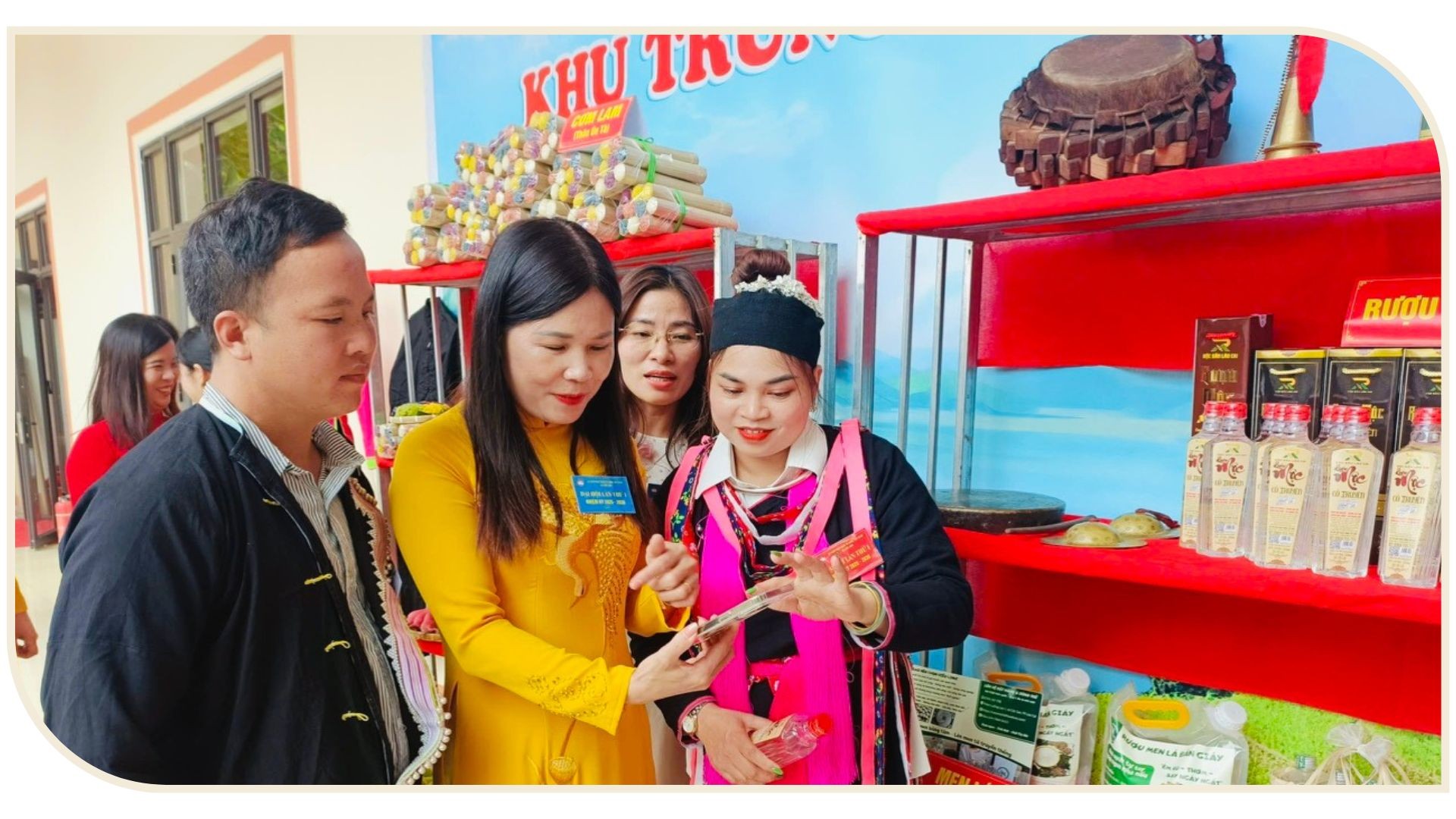 Bà Nguyễn Thị Bích Nhiệm, Phó Chủ tịch Ủy ban Mặt trận Tổ quốc Việt Nam tỉnh Lào Cai hướng dẫn người dân xã Cốc San mua hàng thanh toán bằng mã QR. nhiemcanva.jpg