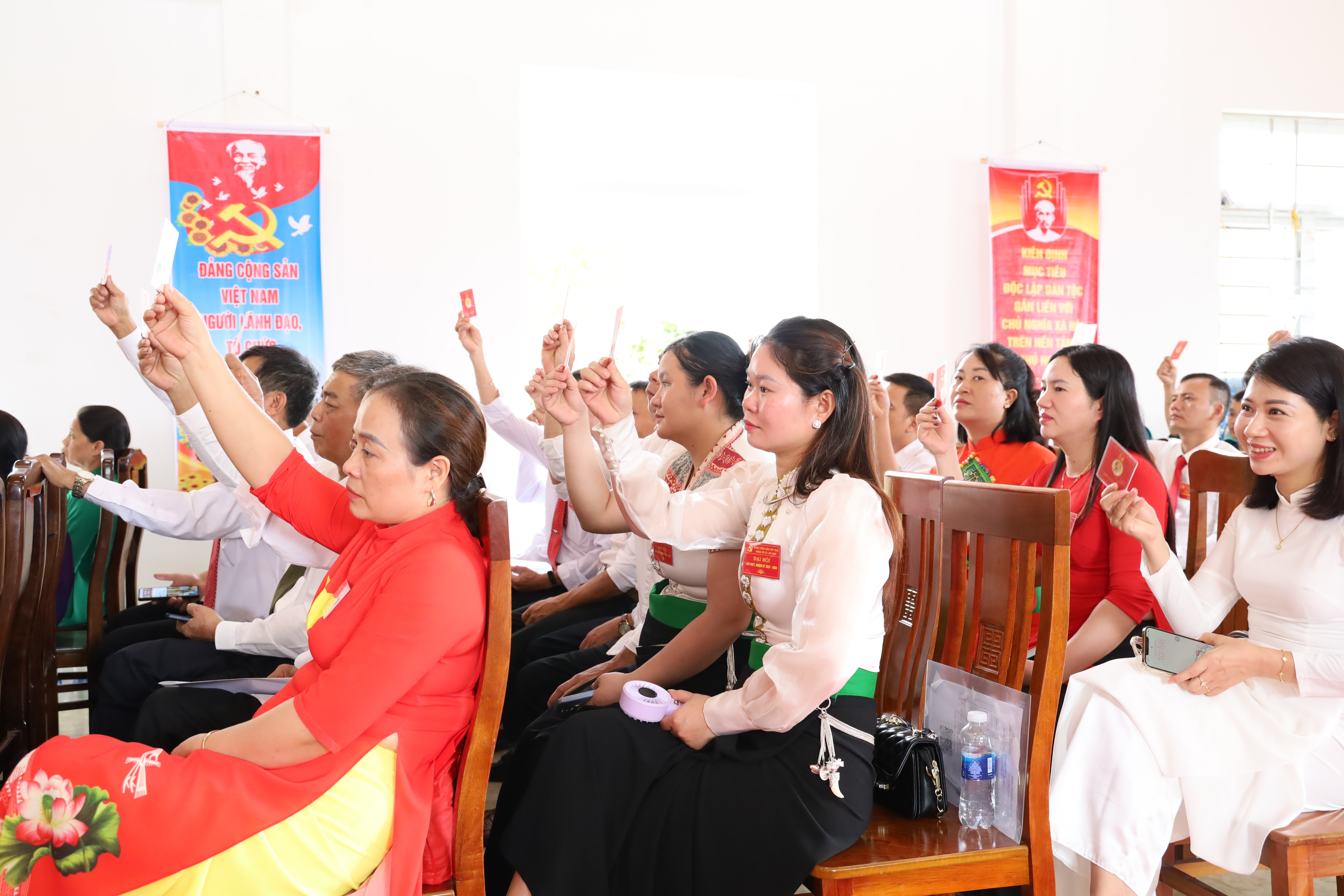 Các đại biểu biểu quyết thông qua nghị quyết đại hội. img-2180.jpg