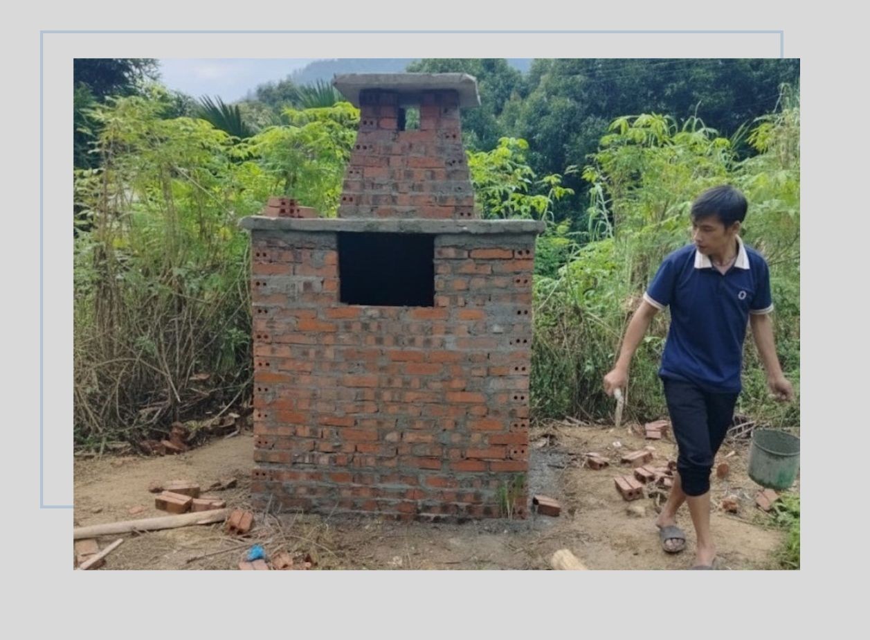 Người dân Tà Lành xây lò đốt rác để xử lý rác thải. 4.jpg