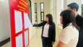 Đồng chí Phó Chủ tịch HĐND tỉnh Hoàng Thị Thanh Bình kiểm tra công tác niêm yết danh sách cử tri tại các khu vực bỏ phiếu trên địa bàn phường Nam Cường.