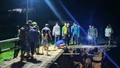 Gần 100 người tham gia dựng cầu tạm ở thôn Làng Đẩu