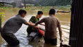 Công an xã Mường Khương xuyên đêm hỗ trợ người dân di dời tài sản, khắc phục hậu quả mưa lớn