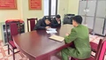 Công an xã Văn Bàn xử phạt hai đối tượng ném chất bẩn vào nhà dân