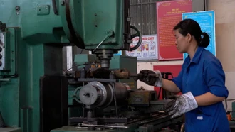 Khi phụ nữ làm cơ khí