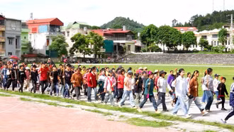 600 học sinh tích cực tập luyện đồng diễn múa gậy sinh tiền