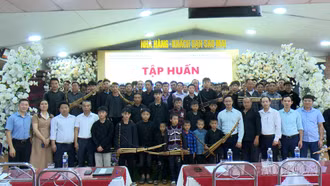 Bồi dưỡng kỹ năng truyền dạy văn hóa khèn Mông tại Lào Cai