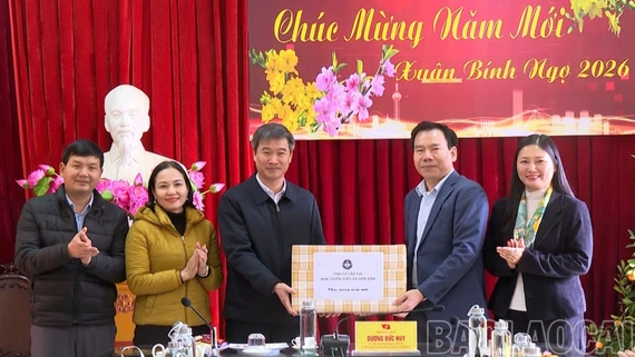 Trưởng Ban Tuyên giáo và Dân vận Tỉnh ủy Dương Đức Huy dự Chương trình “Tết nhân ái” tại Việt Hồng