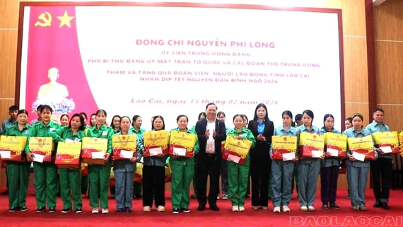 Phó Bí thư Đảng ủy MTTQ, các đoàn thể Trung ương Nguyễn Phi Long thăm, tặng quà tại Lào Cai