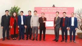 Phó Chủ tịch UBND tỉnh Nguyễn Thành Sinh thăm và tặng quà Tết tại các xã Trịnh Tường, A Mú Sung