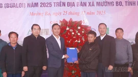 Bàn giao nhà tái định cư cho 11 hộ dân thôn Nậm Củm, xã Mường Bo