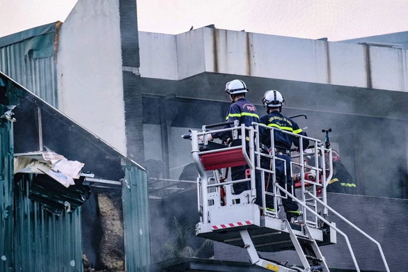 Truy tặng huy hiệu Tuổi trẻ dũng cảm cho 2 chiến sĩ trẻ lao vào biển lửa cứu người - Ảnh 1.