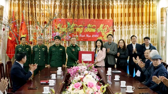 Đoàn công tác các ngân hàng và tỉnh Lào Cai chúc mừng năm mới Đồn Biên phòng Y Tý