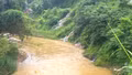 Khi đất trống, bờ suối thành “bãi đáp” rác thải xây dựng: Thực trạng đáng báo động ở vùng giáp ranh