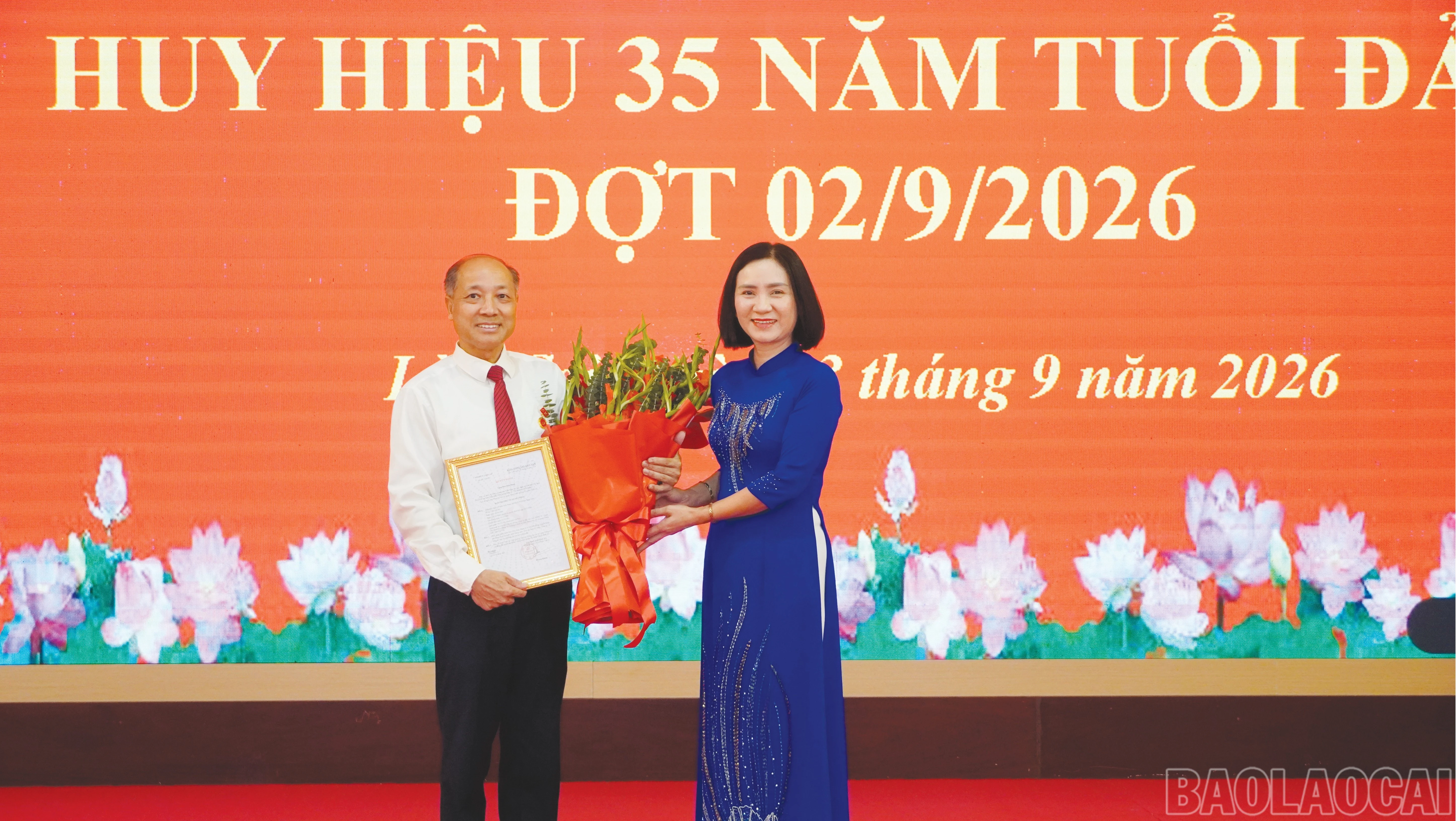 Đồng chí Lê Thị Thanh Bình - Ủy viên Ban Chấp hành Đảng bộ tỉnh, Phó Bí thư chuyên trách Đảng uỷ Các cơ quan Đảng tỉnh trao quyết định tặng Huy hiệu 35 năm tuổi đảng cho đồng chí Hứa Tân Hưng - Bí thư Đảng ủy Trường Chính trị tỉnh.