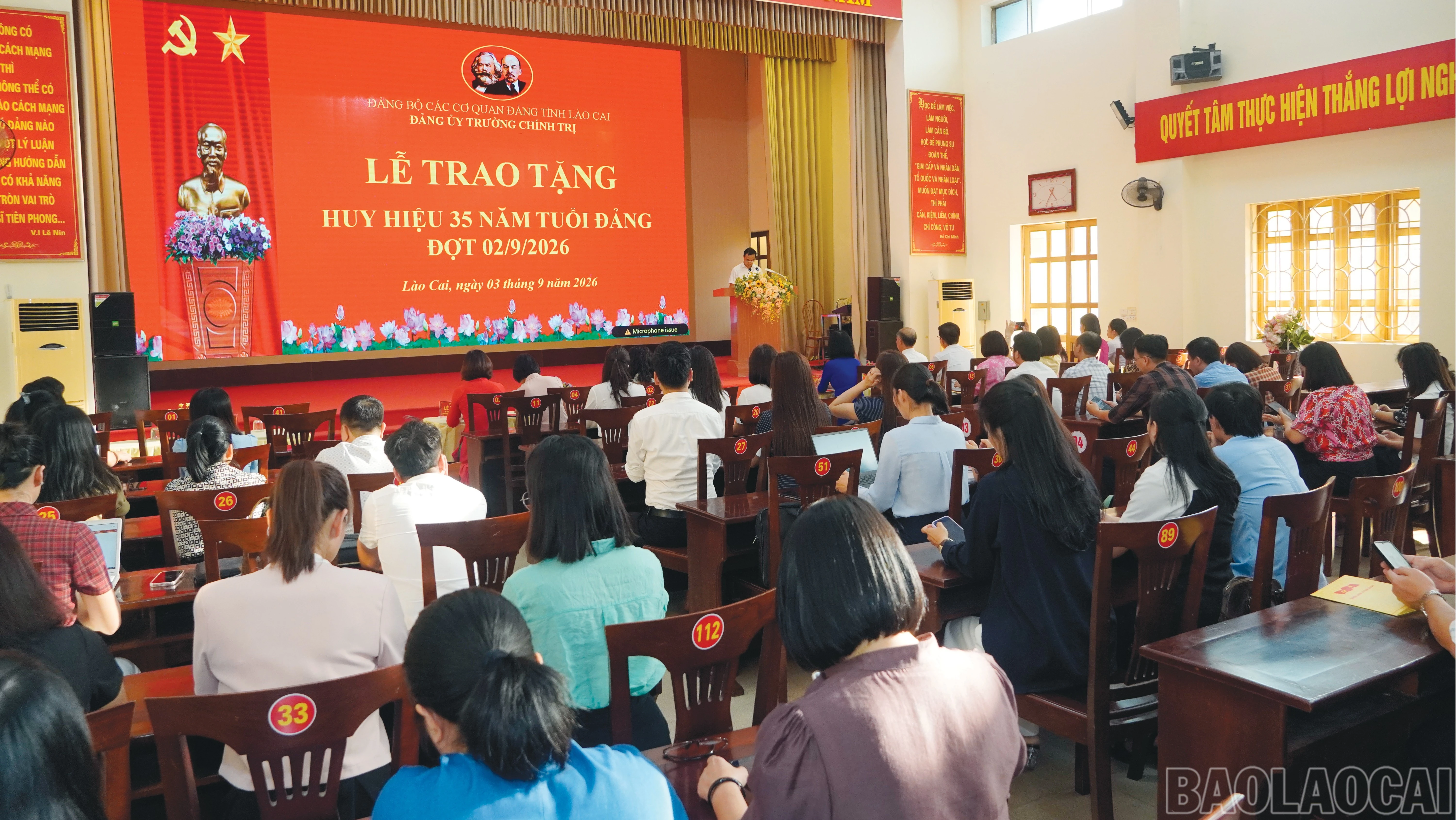 Quang cảnh buổi lễ trao tặng Huy hiệu đảng.