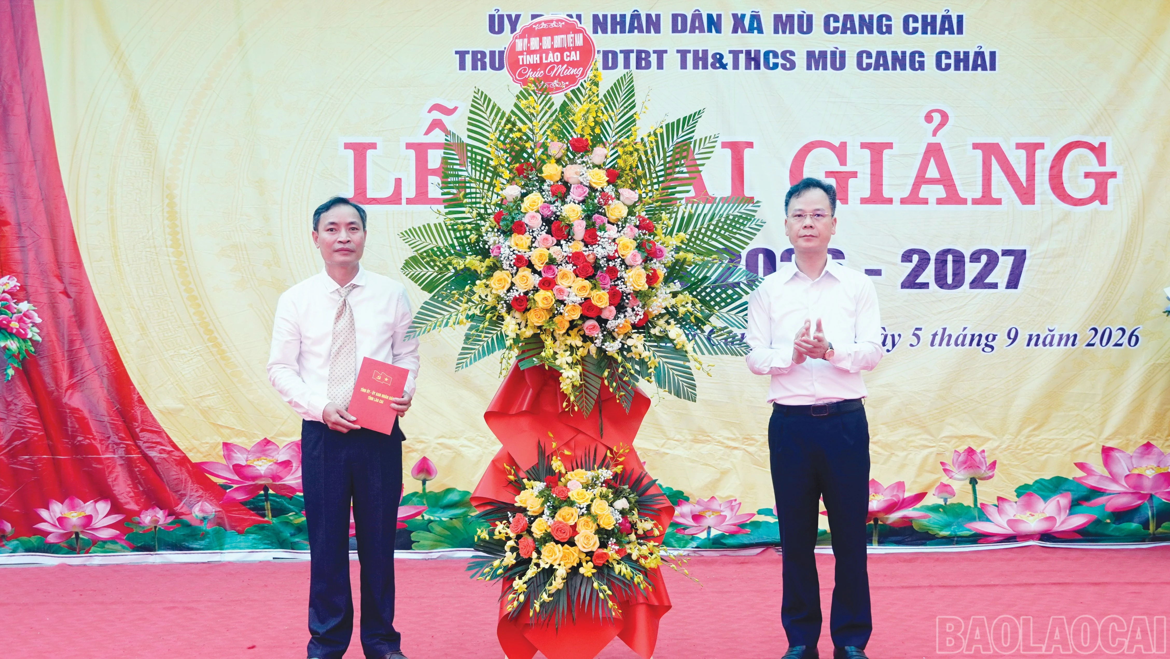 Phó Chủ tịch UBND tỉnh Nguyễn Thành Sinh tặng hoa và quà chúc mừng nhà trường.
