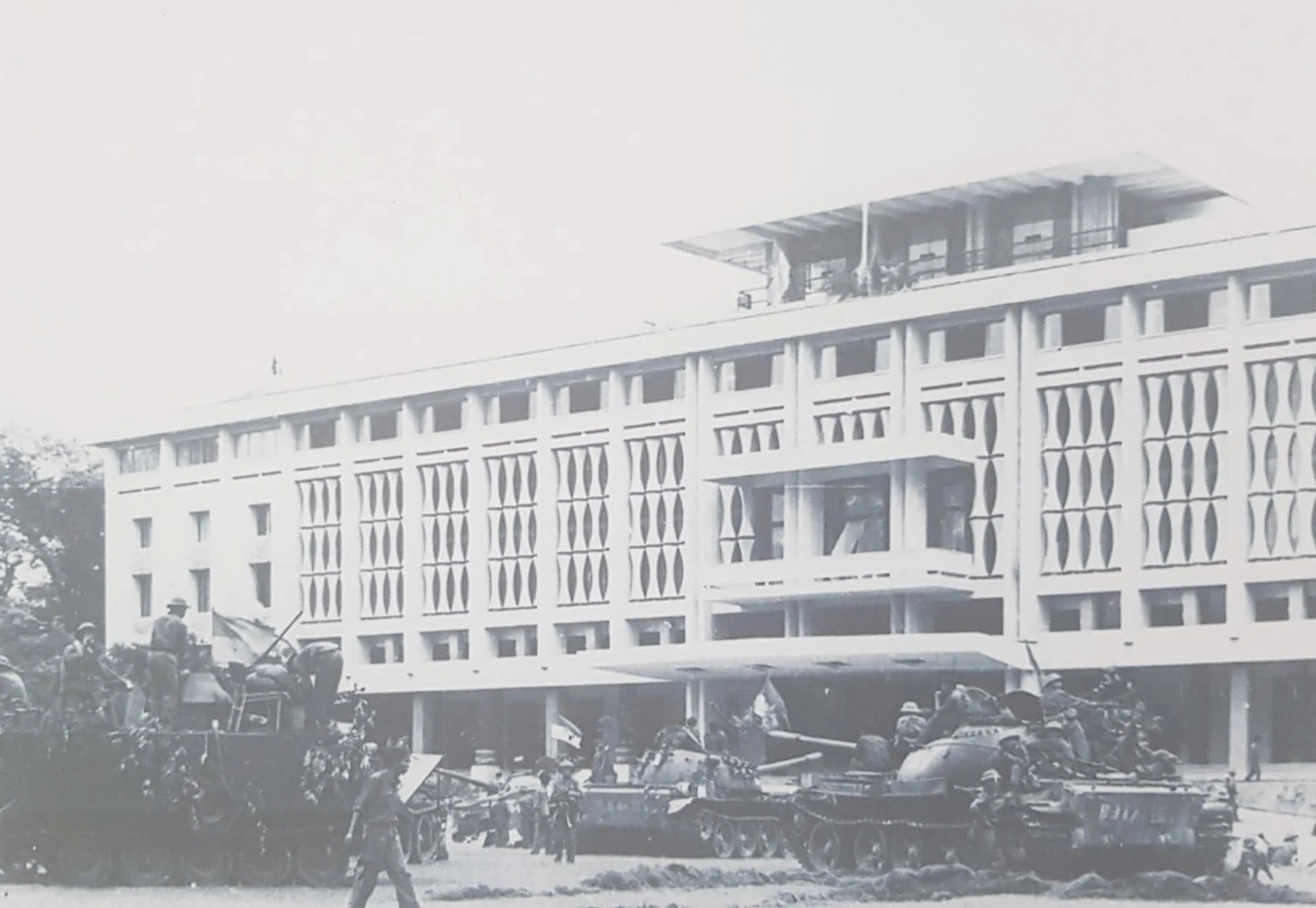 Hội quân tại Dinh Độc Lập, trưa 30/4/1975. Ảnh: Trần Mai Hưởng