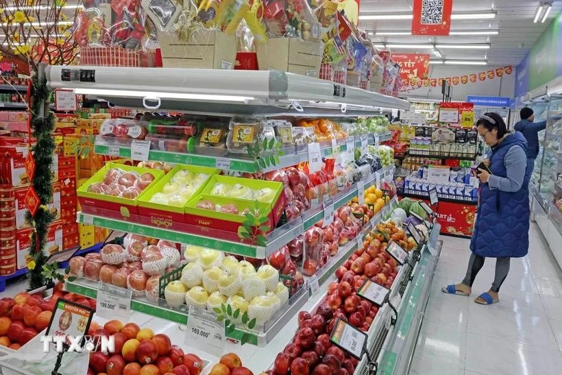 Người tiêu dùng mua sắm tại một siêu thị ở Hà Nội.