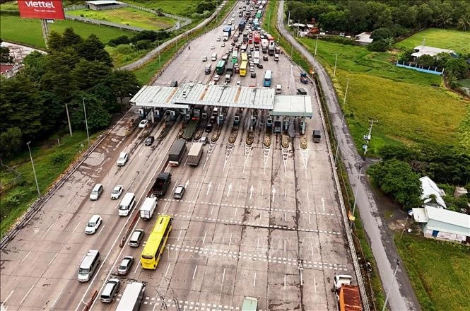 Trạm thu phí trên cao tốc Thành phố Hồ Chí Minh - Trung Lương - Mỹ Thuận.