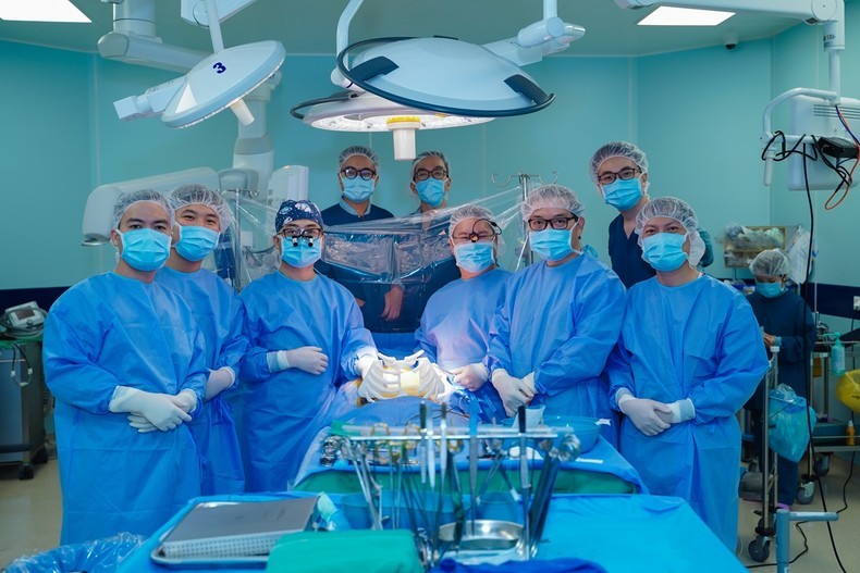 Đội ngũ phẫu thuật trước khi tiến hành ghép cho người bệnh. Đội ngũ phẫu thuật trước khi tiến hành ghép cho người bệnh.