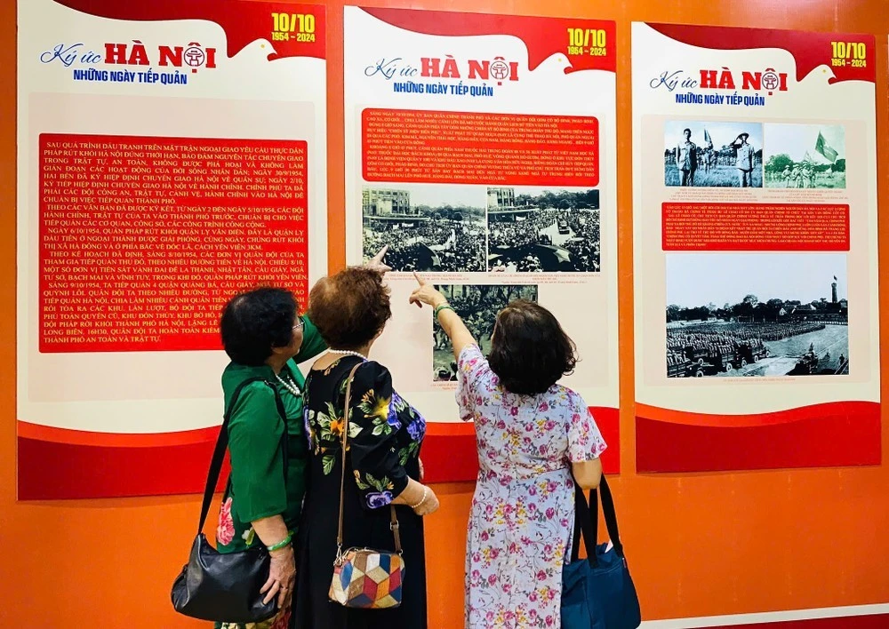 Khách tham quan như được sống lại không khí tươi vui ngày 10/10/1954.