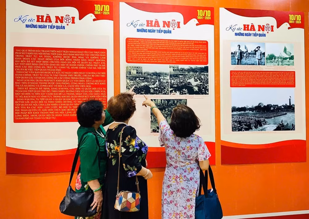 Khách tham quan như được sống lại không khí tươi vui ngày 10/10/1954.
