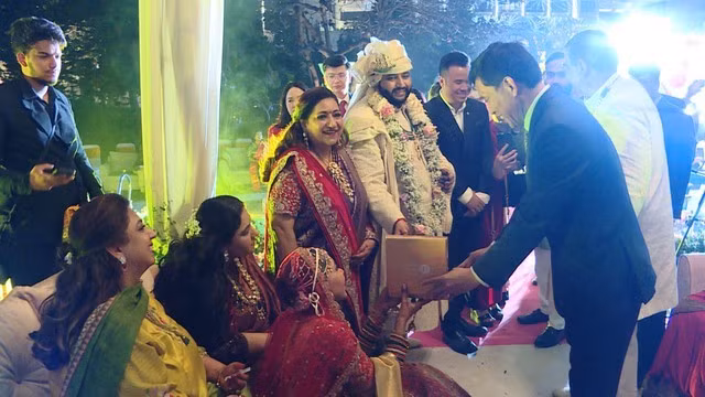 Lãnh đạo TP Hạ Long (tỉnh Quảng Ninh) tặng quà cho cặp đôi tỉ phú Ấn Độ tổ chức đám cưới vào tháng 2-2024, tại khu nghỉ dưỡng Vinpearl Resort and Spa Hạ Long.