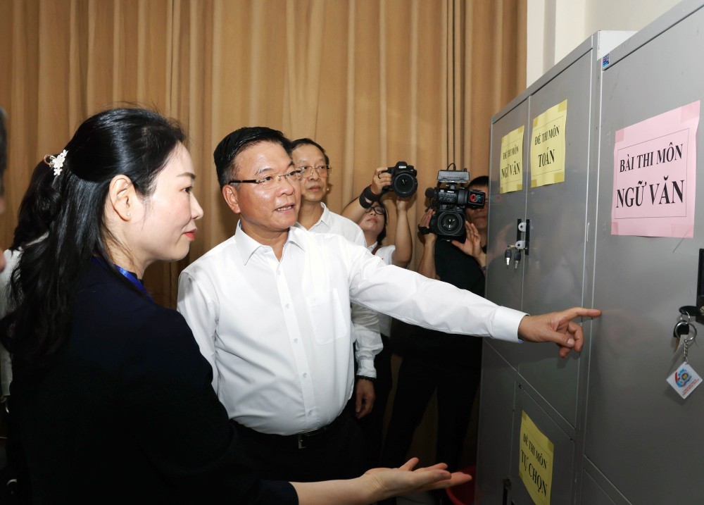 Phó Thủ tướng Lê Thành Long kiểm tra tủ đựng đề thi. Phó Thủ tướng Lê Thành Long kiểm tra tủ đựng đề thi.