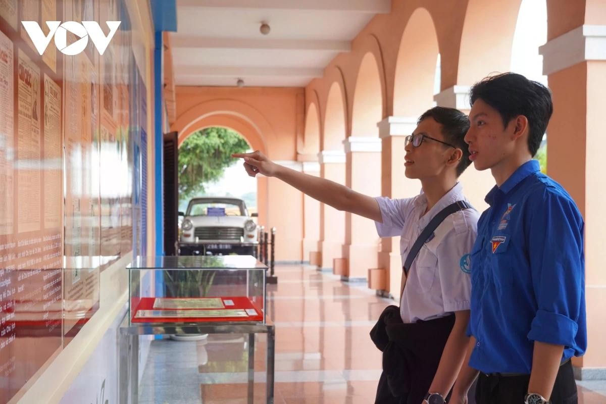 Các bạn trẻ tham quan trưng bày. Các bạn trẻ tham quan trưng bày.