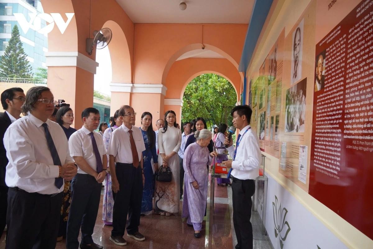 Trưng bày với 100 tư liệu, hiện vật về Bác Hồ với báo chí. Trưng bày với 100 tư liệu, hiện vật về Bác Hồ với báo chí.