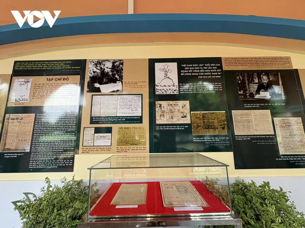 Trưng bày thể hiện Chủ tịch Hồ Chí Minh là nhà báo cách mạng vĩ đại, người khai sinh và đặt nền móng cho báo chí cách mạng Việt Nam. Trưng bày thể hiện Chủ tịch Hồ Chí Minh là nhà báo cách mạng vĩ đại, người khai sinh và đặt nền móng cho báo chí cách mạng Việt Nam.