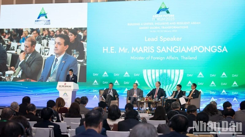 Quang cảnh Phiên toàn thể thứ nhất với chủ đề “Các xu hướng lớn tác động tới ASEAN và thế giới đến năm 2035” trong khuôn khổ Diễn đàn Tương lai ASEAN 2025.