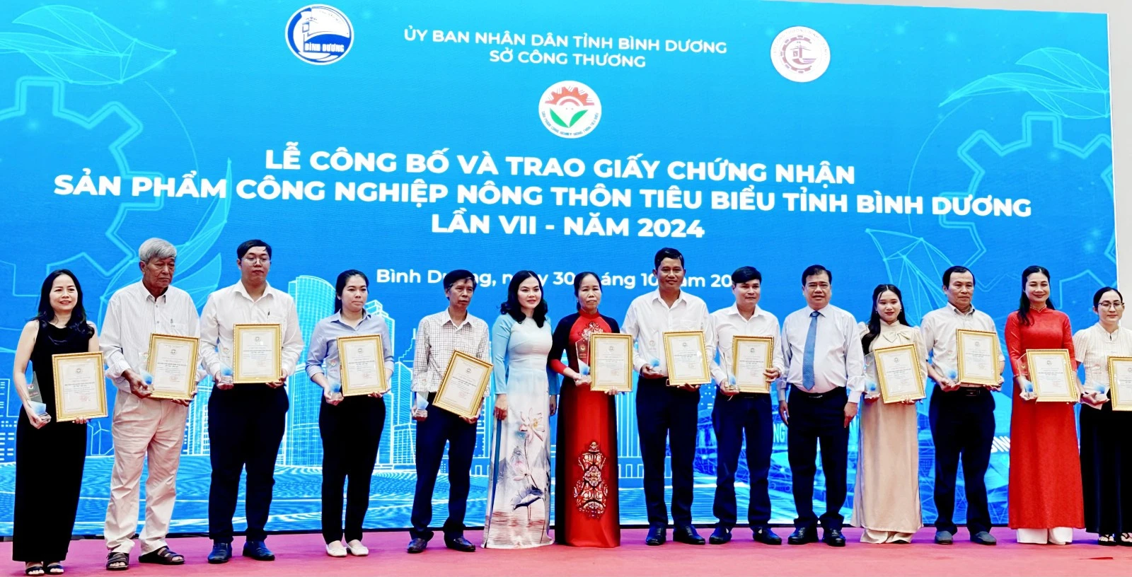 Trao giấy chứng nhận sản phẩm CNNT tiêu biểu năm 2024.