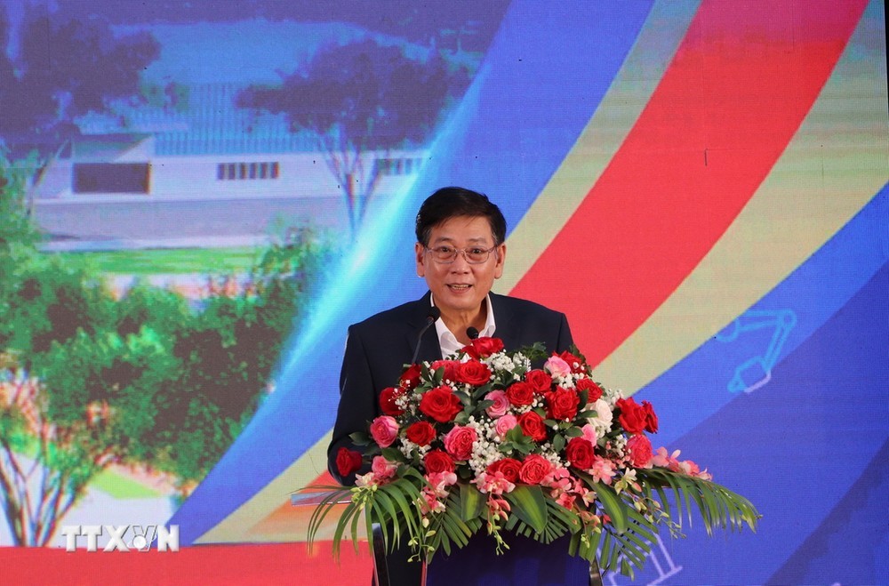 Ông Mai Hùng Dũng, Phó Chủ tịch Ủy ban Nhân dân tỉnh Bình Dương phát biểu tại lễ khởi công. Ông Mai Hùng Dũng, Phó Chủ tịch Ủy ban Nhân dân tỉnh Bình Dương phát biểu tại lễ khởi công.