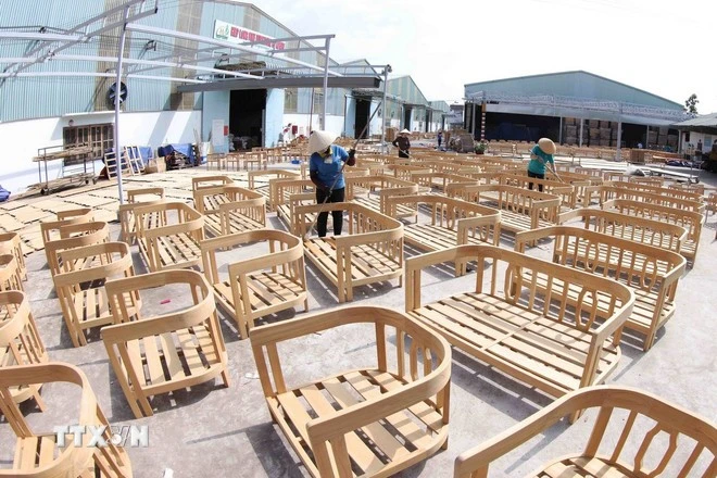 Sản xuất đồ gỗ xuất khẩu ở Công ty sản xuất đồ gỗ Hiệp Long, phường An Phú, thị xã Thuận An (tỉnh Bình Dương).