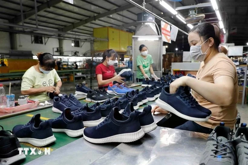 Sản xuất giày xuất khẩu tại Công ty Giày Hồng An, xã Liên Sơn, huyện Lương Sơn (tỉnh Hòa Bình).