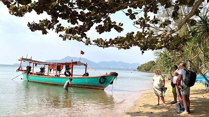 Khách quốc tế tham quan, nghỉ dưỡng tại Koh Tunsay (Đảo Thỏ) ở ngoài khơi biển Kep, phía tây nam Campuchia.
