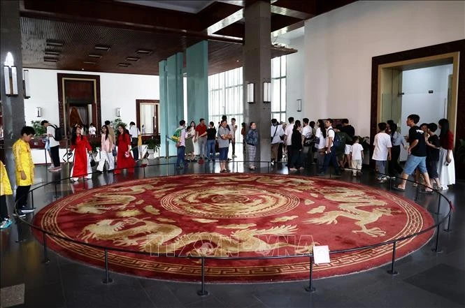 Tấm thảm rồng khổng lồ sản xuất tại Hồng Kông từ năm 1973 là điểm nhấn trong không gian tham quan bên trong Dinh Độc Lập.