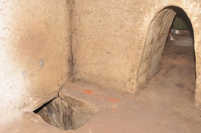 Lối xuống tầng hai địa đạo Củ Chi. (Ảnh: Khu Di tích lịch sử địa đạo Củ Chi)