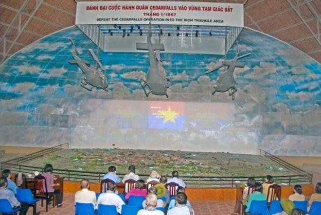 Du khách xem sa bàn diễn biến đánh bại trận càn Cedar Falls. (Nguồn: Khu Di tích lịch sử địa đạo Củ Chi)